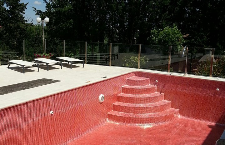 PISCINA ROJA